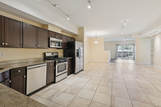 Building Photo - 5758 N California Ave