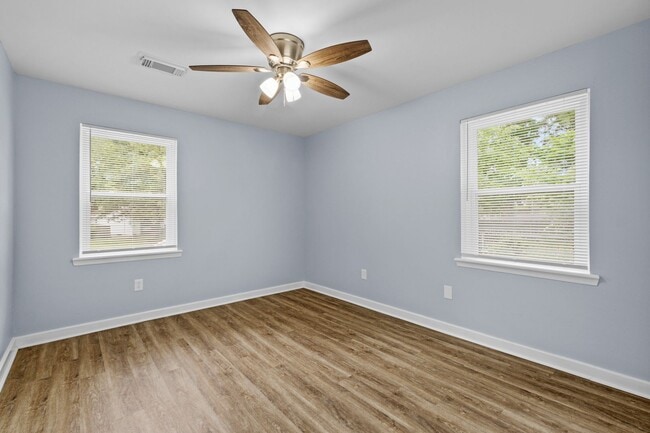 Building Photo - 102 Pine Cir