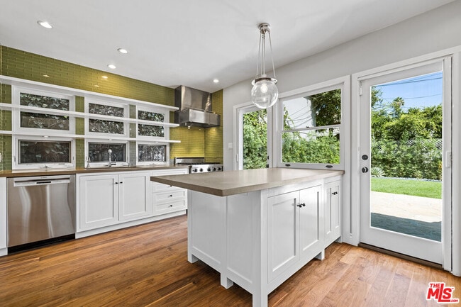 Building Photo - 8901 Rosewood Ave