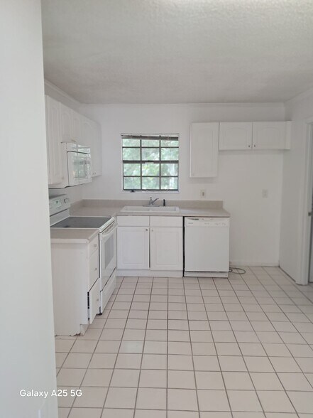 Building Photo - 810 Meadowbrook Dr