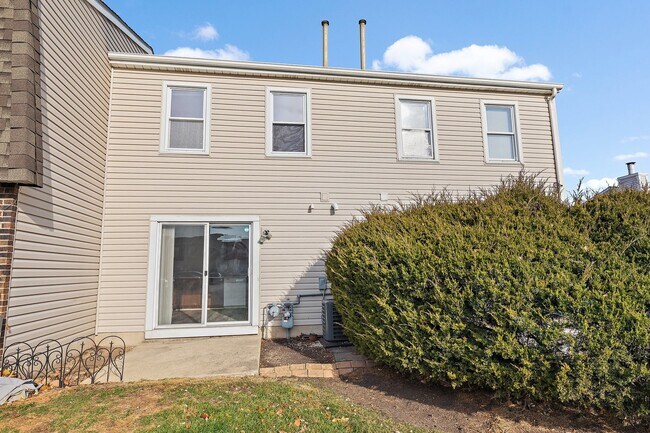 Building Photo - 1696 Shamrock Ct