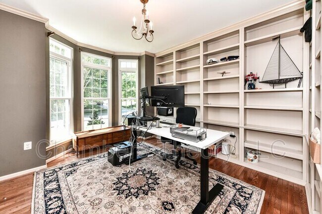 Building Photo - 641 Meade Dr SW