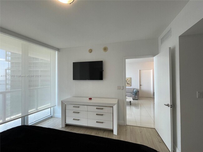 Building Photo - 475 Brickell Ave