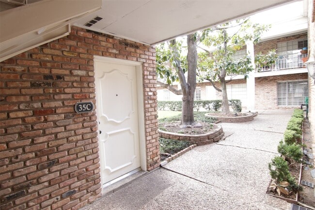 Building Photo - 2101 Fountain View Dr