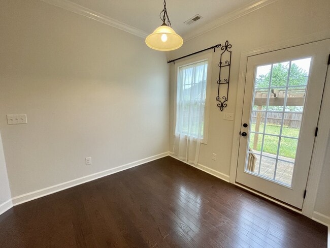 Building Photo - 5 bed, 3 bath Nest in Surrey Meadows