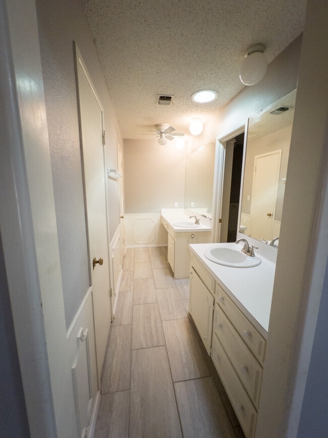 Building Photo - 2405 Stutz Pl