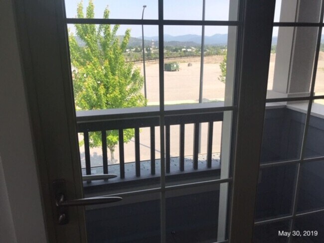 Building Photo - Stunning Liberty Lake Townhouse