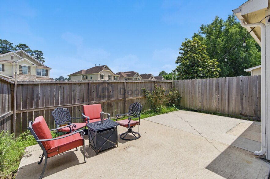Building Photo - 16030 Summerville Lake Dr
