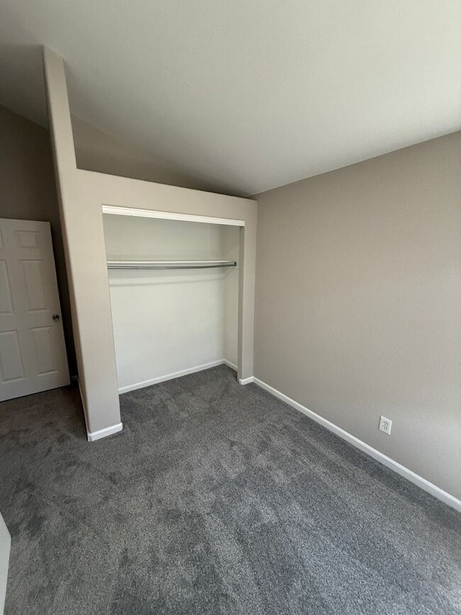 Building Photo - 3 bedroom townhome with 2 car garage!