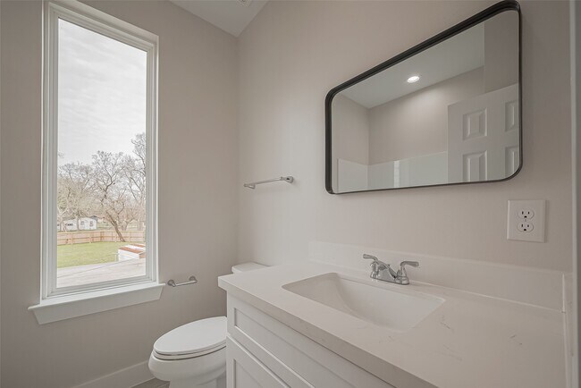 Building Photo - 918 St Clair St