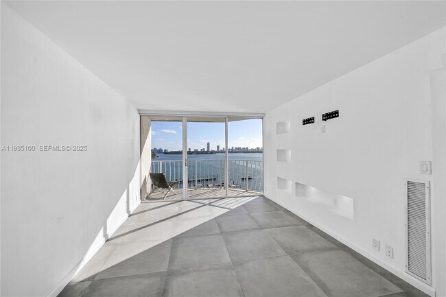 Building Photo - 7601 E Treasure Dr