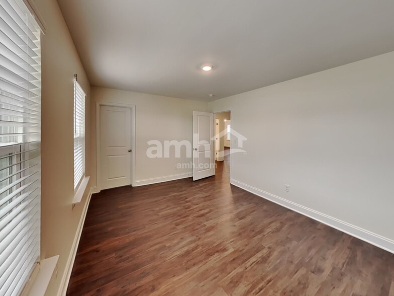 Building Photo - 2104 Williamshire Ln