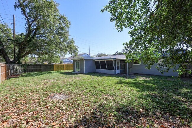 Building Photo - 1500 Laurel Cir