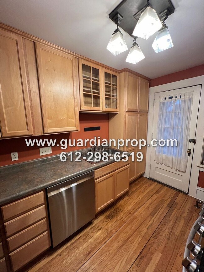 Building Photo - Main Floor Condo Available June 1st in Merriam Park, Original Woodwork & Built-ins, Sunroom, In U...