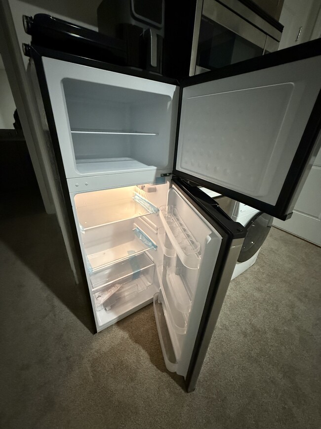 7.4 cu ft refrigerator. - 3109 Voyager Ave