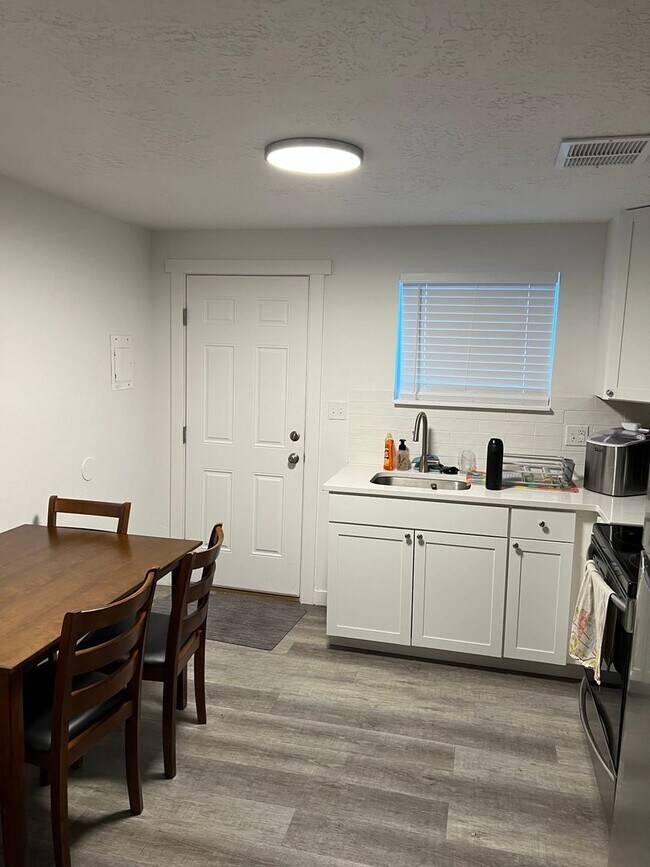 Building Photo - 2 Bedroom Apartment -2023 remodel New paint, flooring, and granite countertops