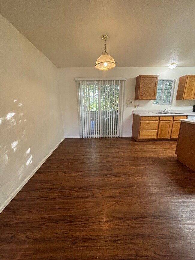 Building Photo - 3 Bed 2 Bath Condo.  Available NOW! - Mile...