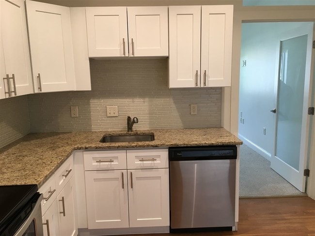 Building Photo - 875 Elm St