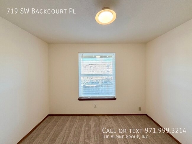 Building Photo - 719 SW Backcourt Pl