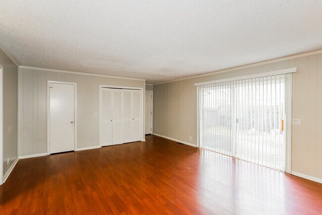 Building Photo - 204 Redondo Ct N