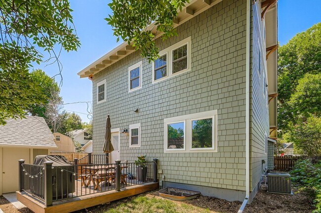 Building Photo - Idyllic Downtown Longmont 5-BDR Retreat