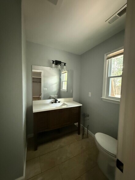 Building Photo - 507 Coronation Dr