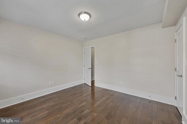 Building Photo - 1100 Holbrook Terrace NE
