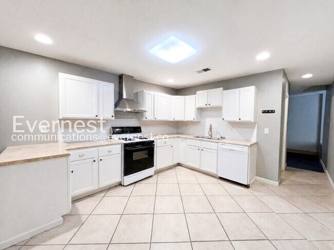 Building Photo - 5 Bed/4 Bath Home with Fenced Yard / Available Now!