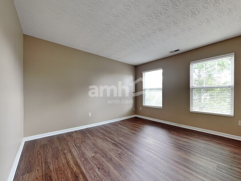 Building Photo - 5557 Windsor Ct