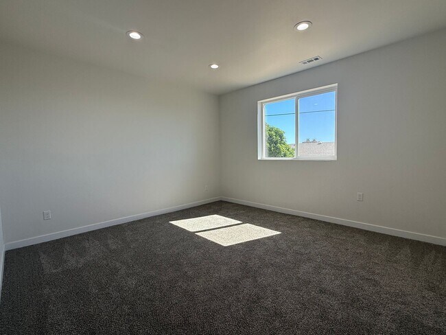 Building Photo - 505 N 80th Ave