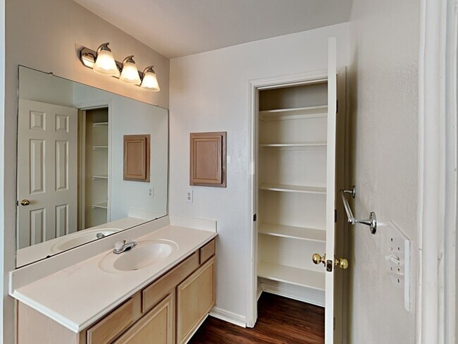 Building Photo - 31442 Camden Village Dr