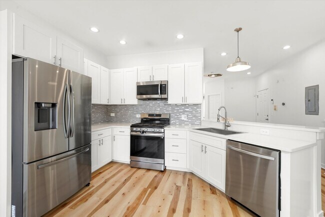 Building Photo - 348 E 41st St