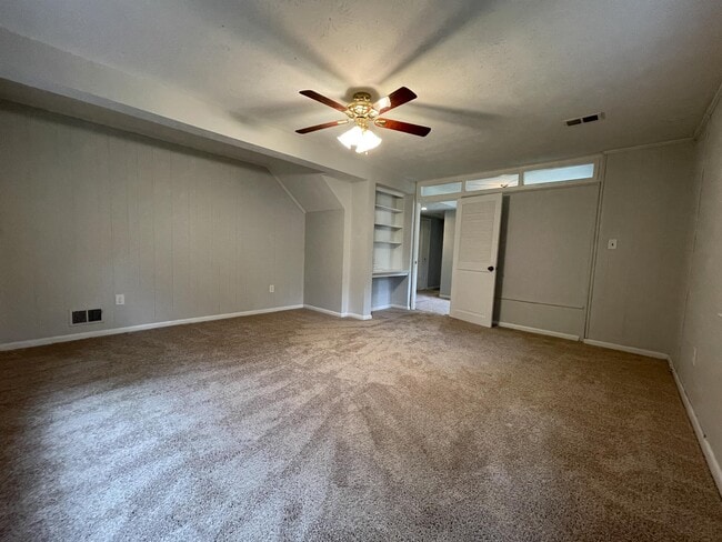 Building Photo - 810 Loxford Terrace