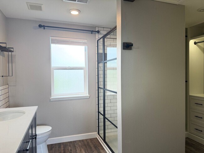 Building Photo - Beautifully Upgraded 3-Bedroom Home on a S...