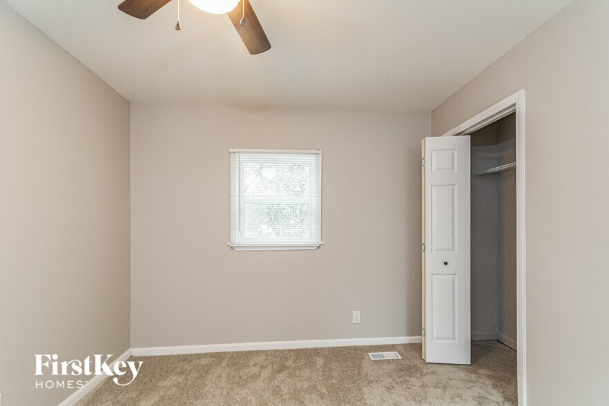 Building Photo - 401 Sparella St