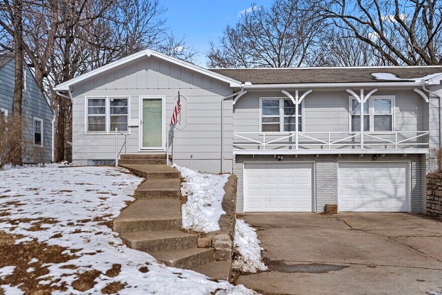 Building Photo - 906 E 84th St