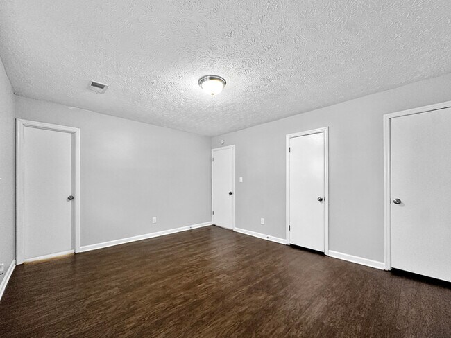 Building Photo - 9289 Forest Knoll Dr