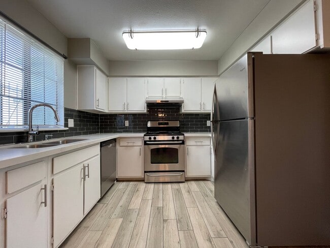 Building Photo - 2 BED 2 BATH TOWNHOUSE NEAR LAKE MEAD AND ...