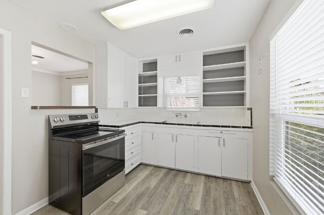 Building Photo - "Picture-perfect 2-1 with Updated Touches, a Cozy Backyard, and Prime Location near Downtown!"