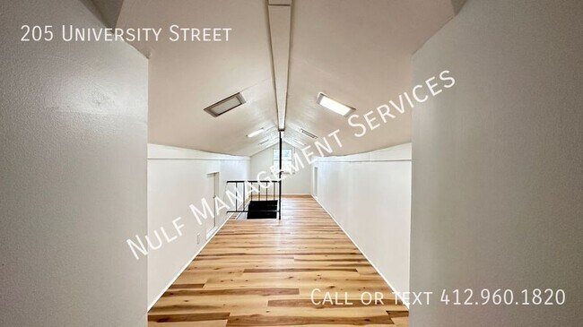 Building Photo - 205 University St
