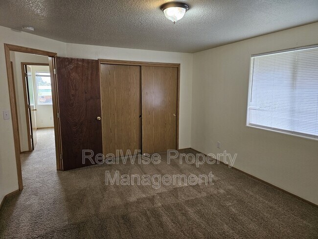 Building Photo - 6101 NE 44th Cir