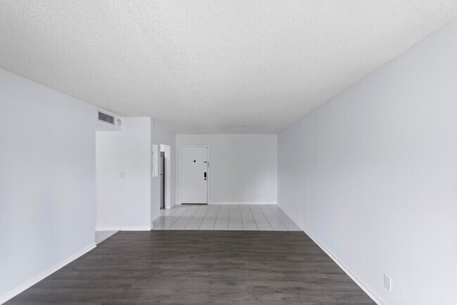 Building Photo - 495 SE 8th St