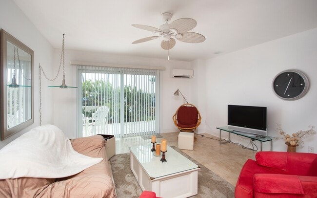 Building Photo - 2 bedroom 1 bathroom Furnished Oceanfront unit