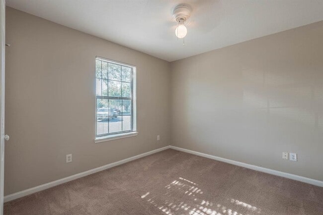 Building Photo - 10233 Azalea Village Dr