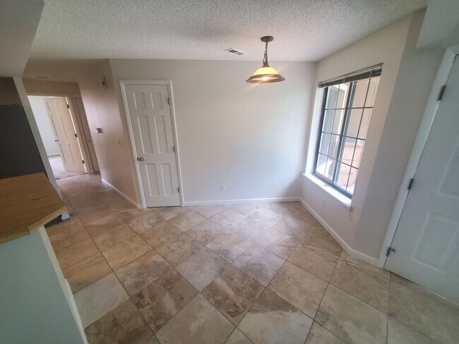 Building Photo - 2B / 2B Condo with Loft and Garage Availab...