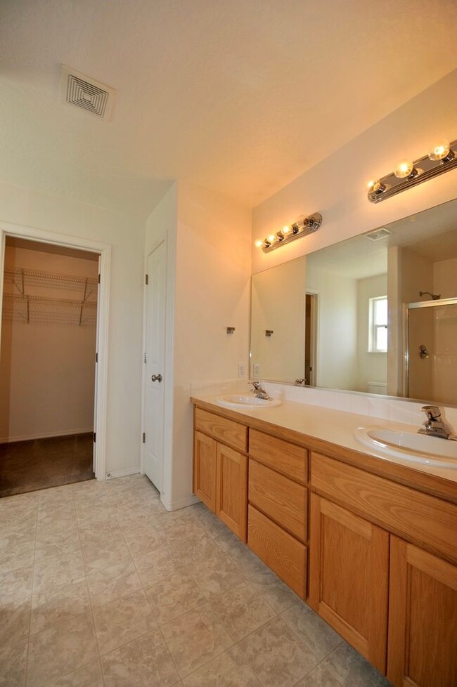 Building Photo - Broadmoore Community, 4 bed 2.5 bath