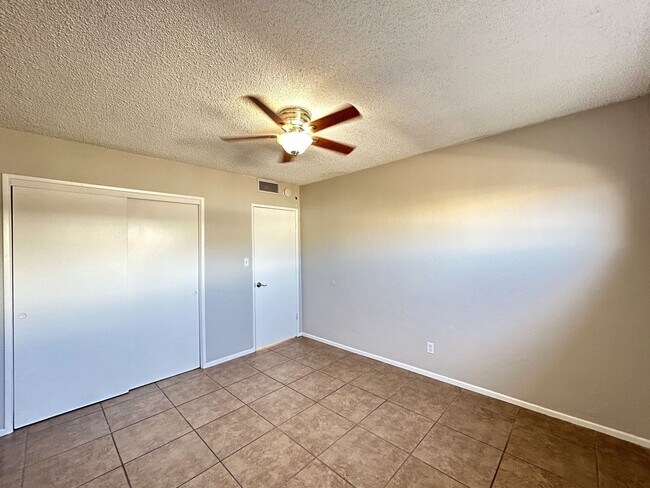 Building Photo - AVAILABLE NOW!! 2 Bedroom 1 Bath Apartment...