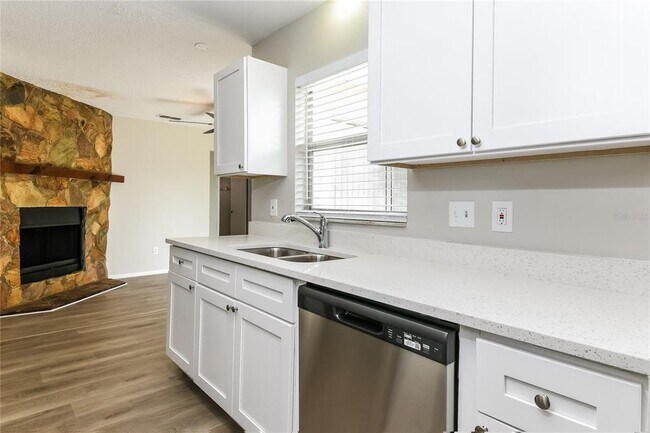 Building Photo - 3243 Knightsbridge Rd