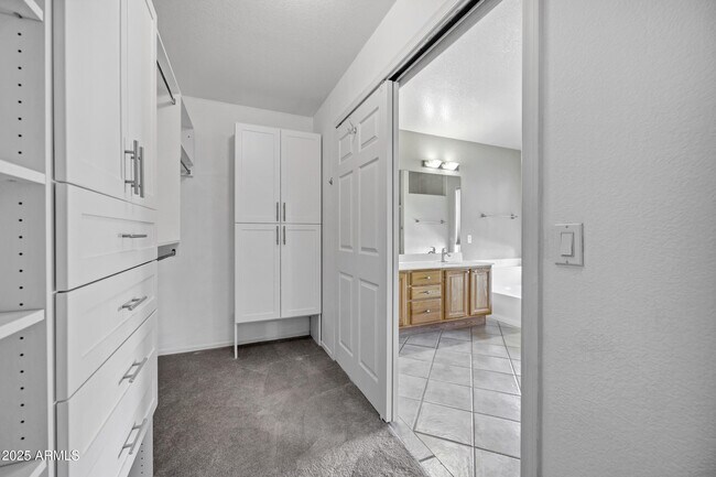 Building Photo - 2399 S Walnut Dr