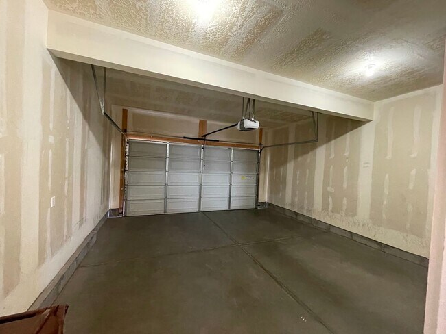 Building Photo - Move-In Ready Home in the Heart of Sandy